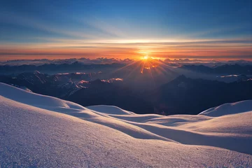 Luftdrohnenansicht der Schweizer Alpen mit schneebedeckten Gipfeln im Winter. © Banana Images