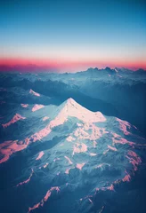 Luftdrohnenansicht der Schweizer Alpen mit schneebedeckten Gipfeln im Winter. © Banana Images