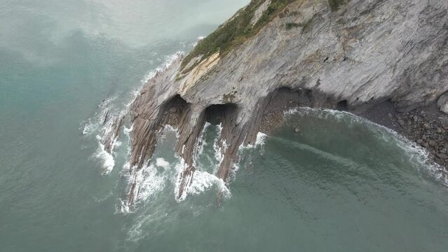 DRONE - vue a&eacute;rienne - paysage de nature avec falaise et caverne en espagne, avec oc&eacute;an atlantique sans aucune personne en fin de matin&eacute;e journ&eacute;e