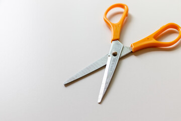 白い机の上に金属製のハサミ