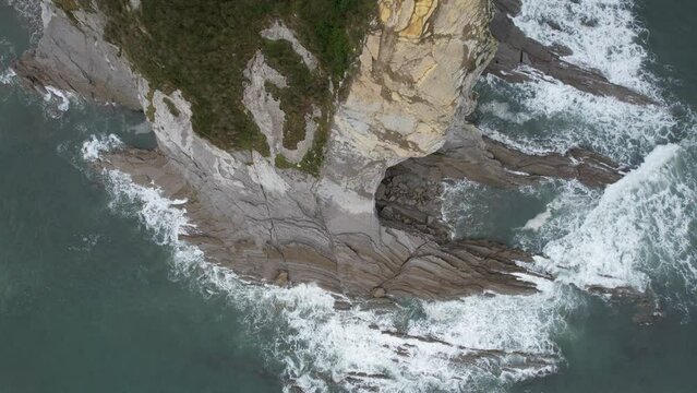 DRONE - vue a&eacute;rienne - paysage de nature avec falaise et caverne en espagne, avec oc&eacute;an atlantique sans aucune personne en fin de matin&eacute;e journ&eacute;e