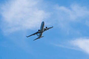 旋回する旅客機／青い空と雲