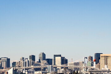 Fototapeta premium 大きな青空のコピースペースにレインボーブリッジとビル群
