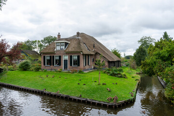Obraz premium Giethoorn Netherlands Venice of the North old farmhouse on the canals