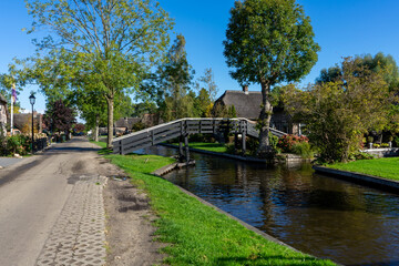 Obraz premium Giethoorn Netherlands Venice of the North bridge and canal in the village and foothpath walkway