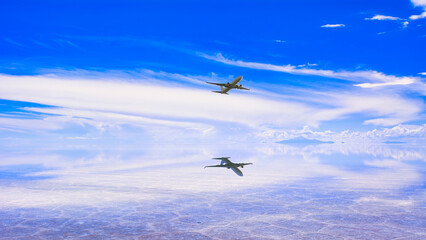Fototapeta na wymiar ミラーレイク・ウユニ塩湖上空を飛行する航空機
