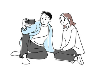 神妙な面持ちでスマホを見るカップル