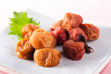 二種類の梅干し