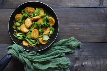 selective focus of a pan of stir fry tofu and broccoli 