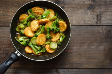 selective focus of a pan of stir fry tofu and broccoli 