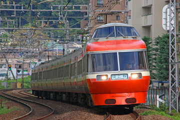 百合ヶ丘駅付近を走行するロマンスカー