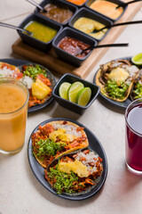 Tacos de pastor y suadero, comida tradicional mexicana con aguas de sabor 