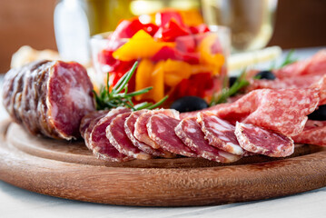 Tagliere con fette di salsiccia secca di maiale, cibo italiano