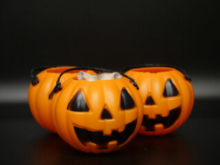 頭の先だけ見えているイエロージャンガリアンハムスター