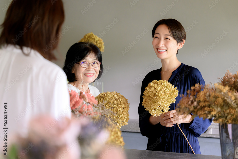 Canvas Prints お花の教室をする生徒と先生