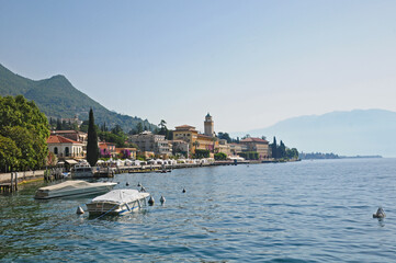 Naklejka premium Lago di Garda, il lungolago fra Salò e Gardone Riviera