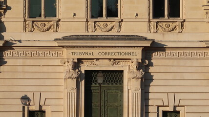 Façade d’un tribunal correctionnel français, Palais de Justice historique de Paris, quai des Orfèvres, sur l’île de la Cité (France)