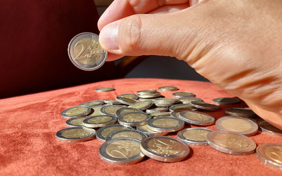 Moneta da 2 euro nelle mani di un uomo