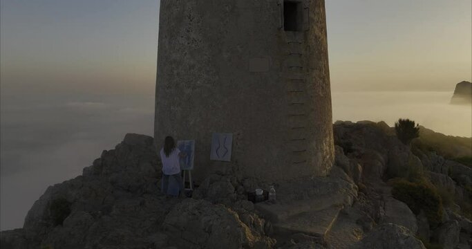 Mujer pinta un cuadro en las alturas monta&ntilde;a amanecer 50 fps (Formato D-log para edici&oacute;n de color profesional)

