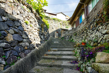 急斜面に密集する男木島の集落（香川県高松市） © WAWA