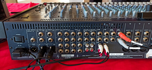arrière d'une console de mixage