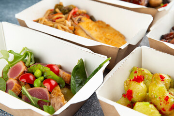 The food in the lunch box is ready for delivery.