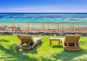 chaises longues sur terrasse avec vue sur lagon paradisiaque  - obrazy, fototapety, plakaty