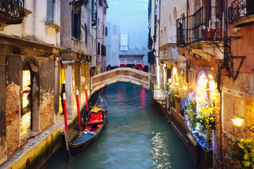 Nacht stadslichten van het prachtige Venetië, Italië