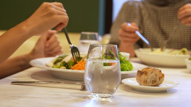 カフェで食事をする女性