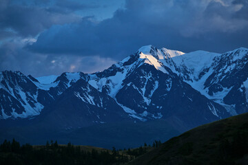 Fototapeta na wymiar sunset light on the mountain