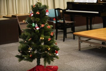 コンサート会場の隅に置かれたクリスマスツリー