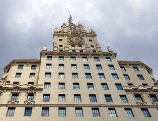 Fototapeta premium Contrapicado de un gran edificio en la Gran Vía madrileña. España.