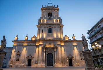 Obraz premium The main church in the central square of Avola illuminated