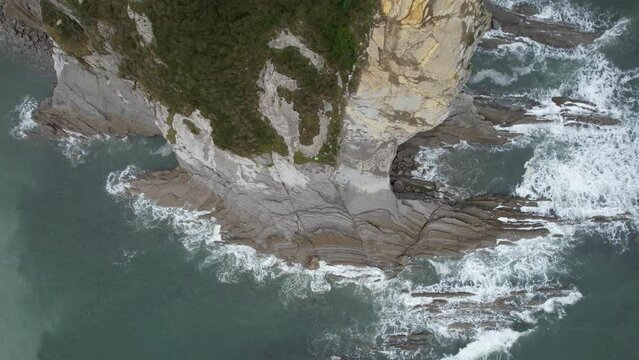DRONE - vue aérienne - paysage de nature avec falaise et caverne en espagne, avec océan atlantique sans aucune personne en fin de matinée journée