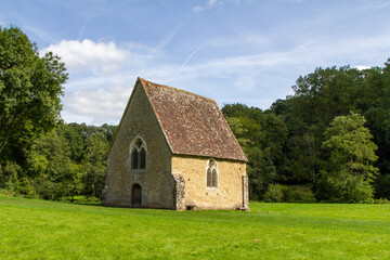 Fototapeta na wymiar Capilla de Saint-Céneri-le-Gérei. La capilla está ubicada en una enorme pradera a las afueras del pueblo. Baja Normandía, Francia.