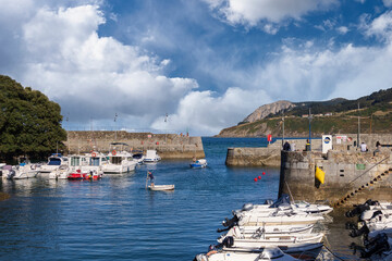 Seashore of the biscayne bay of the fisermen´s village of Mundaka - Biscay, Spain. 