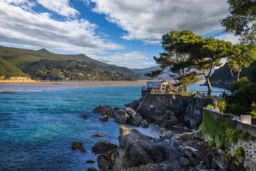 Seashore of the biscayne bay of the fisermen´s village of Mundaka - Biscay, Spain. 