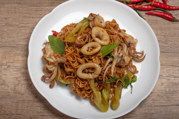 Stir-fried Squid with Basil and Chilli Instant Noodles