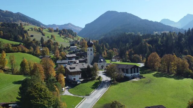 Aurach bei Kitzb&uuml;hel Drohnenflug Herbst 2022