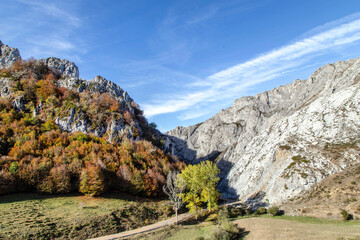 Vista del desfiladero de la Hoz en otoño. Piedrasluengas, Palencia, España.
