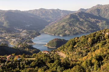Vista del río Caldo en el parque Natural del Gerês. Portugal.