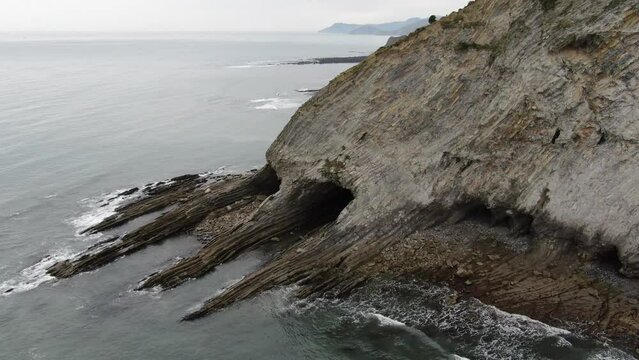 DRONE - vue a&eacute;rienne - paysage de nature avec falaise et caverne en espagne, avec oc&eacute;an atlantique sans aucune personne en fin de matin&eacute;e journ&eacute;e