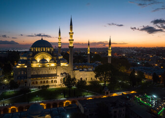 Obraz premium Suleymaniye Mosque in the Sunset Time Drone Photo, Fatih Istanbul, Turkey