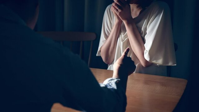 言い争いをする女性と男性　男性のDV
