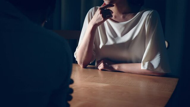 言い争いをする女性と男性　女性のDV