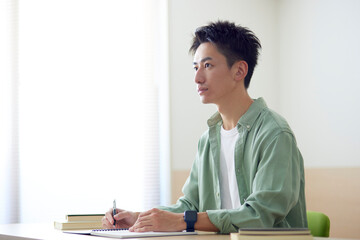教室で勉強をする若い日本人の学生