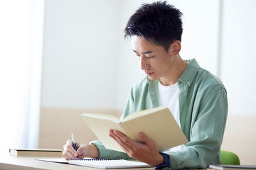 教室で勉強をする若い日本人の学生