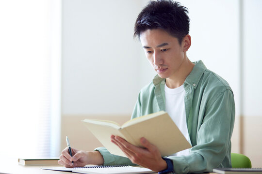 教室で勉強をする若い日本人の学生