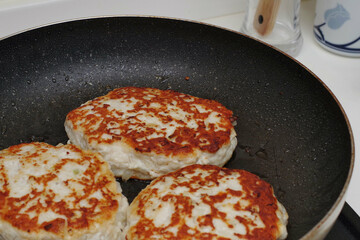 豆腐ハンバーグを調理している