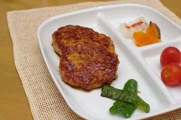 豆腐ハンバーグと付け合わせ